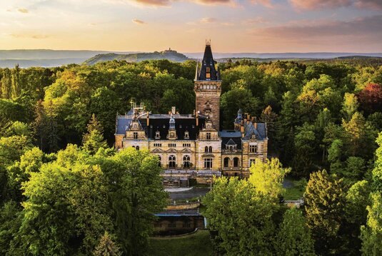 Das sogenannte Neue Schloss der Jagdanlage Rieseneck mit Turm erinnert ein wenig an ein Märchenschloss.