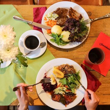 Schön gedeckter Tisch mit 2 Speisen.