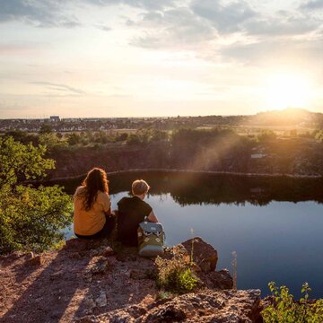 Morgendlicher Blick vom Rand eines Steinbruchs auf Landsberg bei Halle
