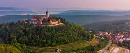 Leuchtenburg mit darunter liegendem Weinberg