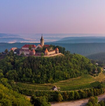 Leuchtenburg mit darunter liegendem Weinberg