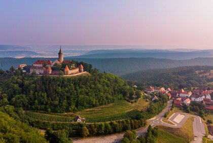 Leuchtenburg mit darunter liegendem Weinberg