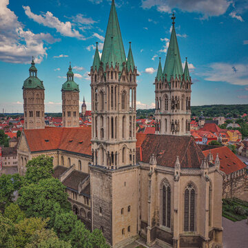 Luftaufnahme des Naumburger Doms bei Sonnenschein.