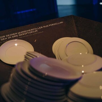 Porzellanteller auf der Leuchtenburg, die mit Wünschen beschrieben werden dürfen