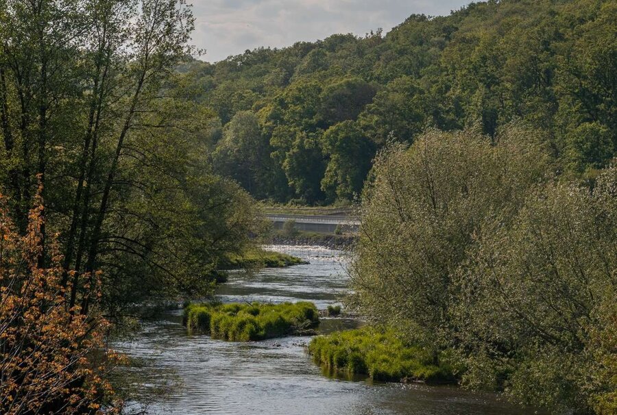 Fluss Weiße Elster mit Stromschnellen