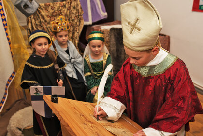 Ferienaktion mit Kostüm im Merseburger Dom