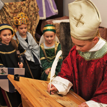 Ferienaktion mit Kostüm im Merseburger Dom