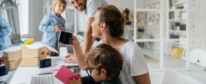 Fröhliche Familie im Wohnzimmer beim der Organisation von Terminen