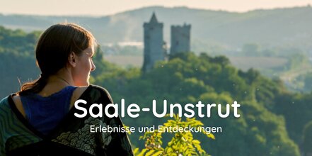 Frau blickt auf die Rudelsburg bei Bad Kösen