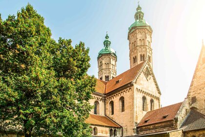 Kreuzgang und romanische Türme des Naumburger Doms