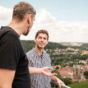 Zwei Junge Männer sprechen miteinander auf der Terrasse vom Hotel Edelacker