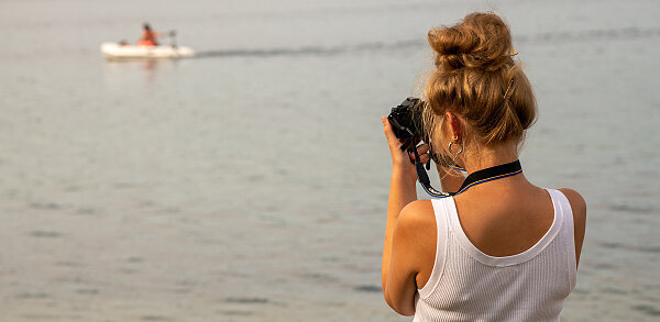 Frau fotografiert ein Boot auf dem Geiseltalsee