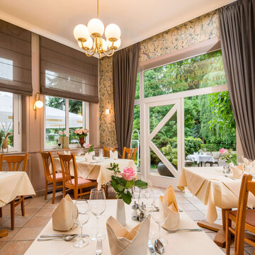 Festlich gedeckte Tische im Wintergarten Parkhotel Güldene Berge