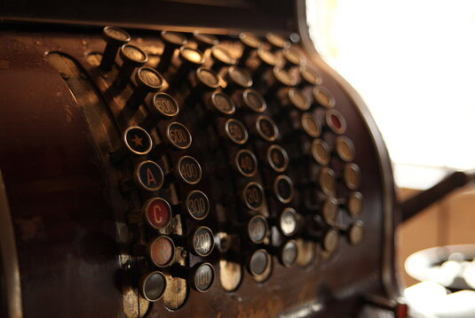 Uralte Schreibmaschine in Großaufnahme