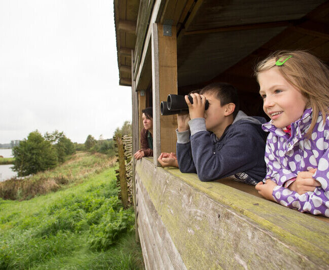 Kinder an einem Aussichtspunkt im Naturpark Saale-Unstrut