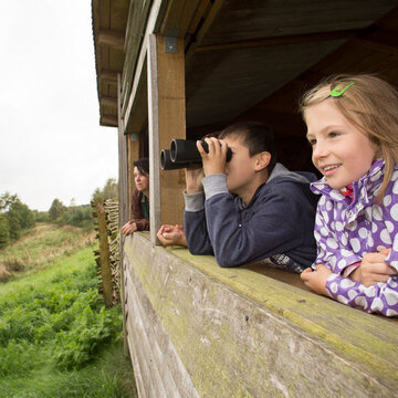 Kinder an einem Aussichtspunkt im Naturpark Saale-Unstrut