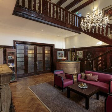 Innenansicht vom Parkhotel Güldene Berge mit Treppen