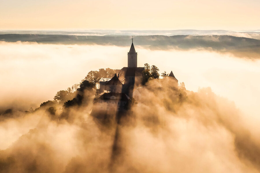 Vogelperspektive von Leuchtenburg im Nebel