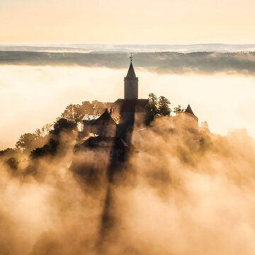 Vogelperspektive von Leuchtenburg im Nebel