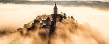 Vogelperspektive von Leuchtenburg im Nebel