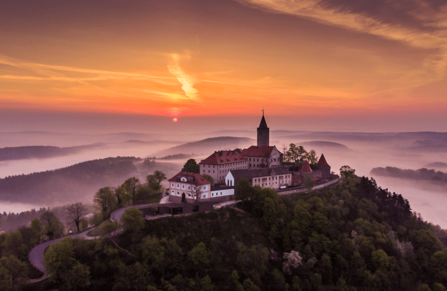 Nebliger Sonnenaufgang an der Leuchtenburg in Seitenroda.
