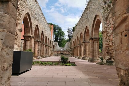 barrierefreie Kirchenruine im Kloster Memleben