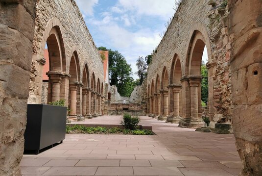 barrierefreie Kirchenruine im Kloster Memleben
