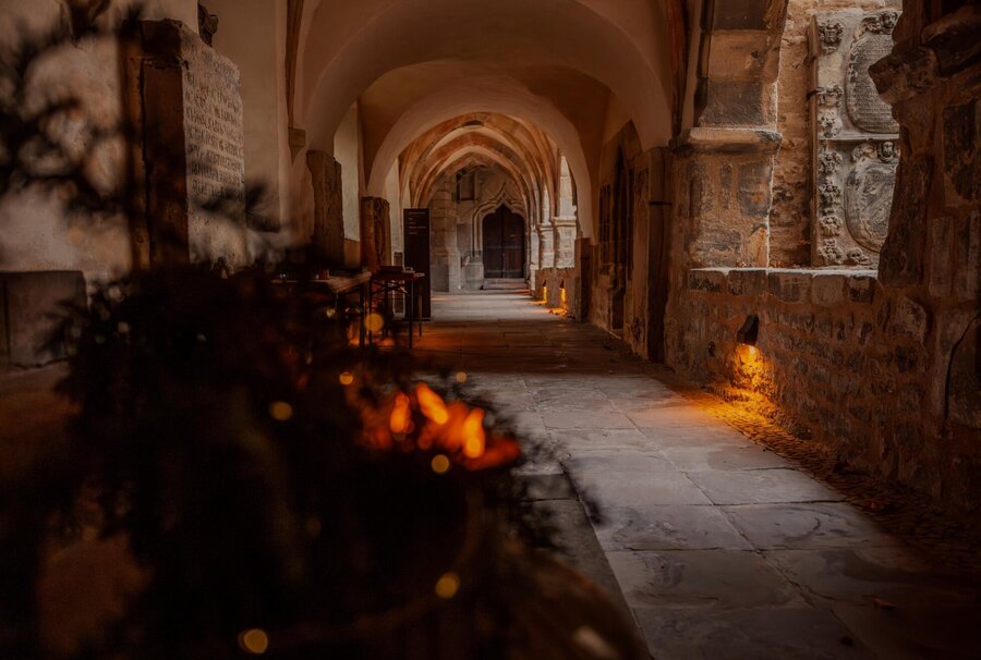adventlich beleuchteter Kreuzgang im Merseburger Dom