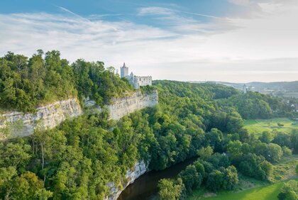Rudelsburg thront auf dem Muschelkalkfelsen über der Saale