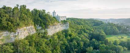 Rudelsburg thront auf dem Muschelkalkfelsen über der Saale