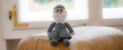 Strickmaskottchen sitz im Jahn-Museum Freyburg auf einem Sprung-Bock