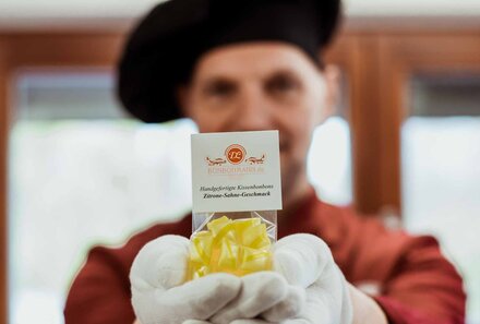 Handmacher Bonbonmann Dirk aus Zeitz mit einer Tüte gelber Bonbons