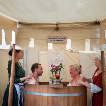 Baden im Badezuber auf dem historischen Hussitenlager während des Naumburger Kirschfestes