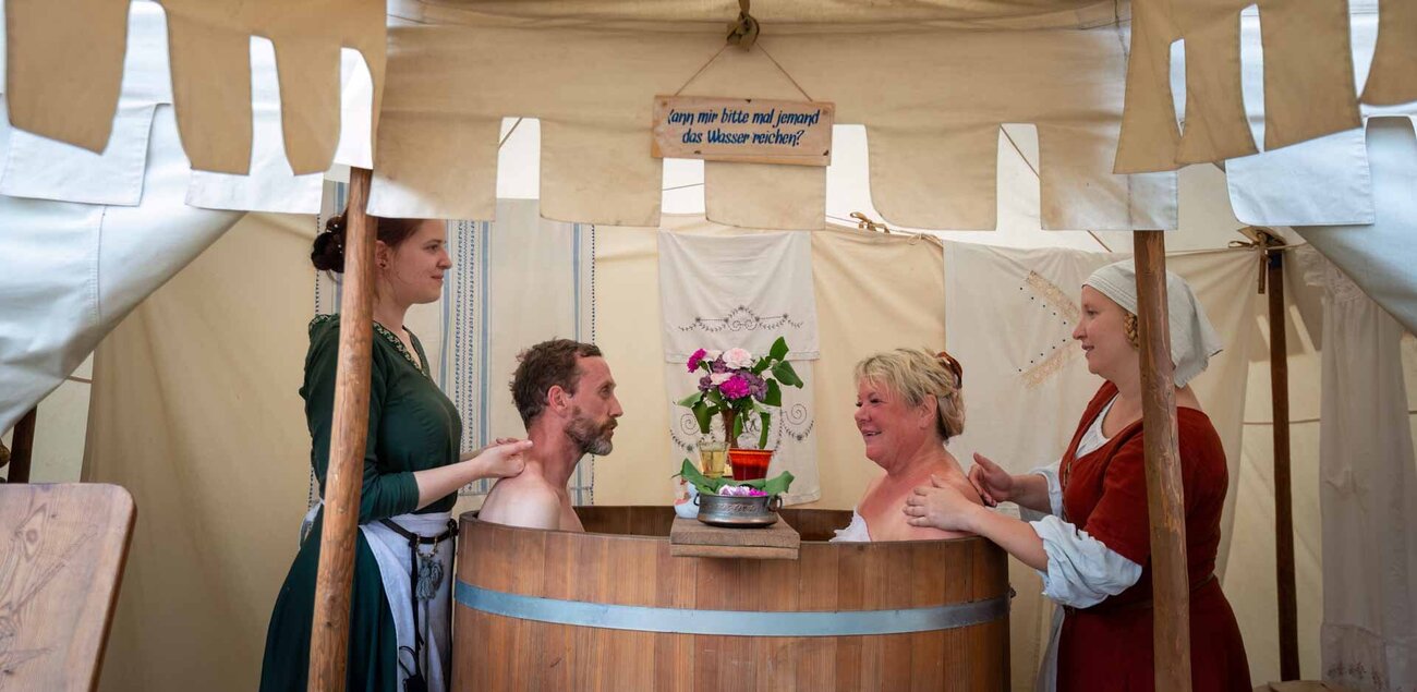 Baden im Badezuber auf dem historischen Hussitenlager während des Naumburger Kirschfestes