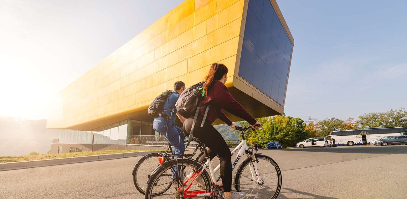 Radfahrende auf dem Himmelsscheiben-Radweg erreichen das Besucherzentrum Arche Nebra