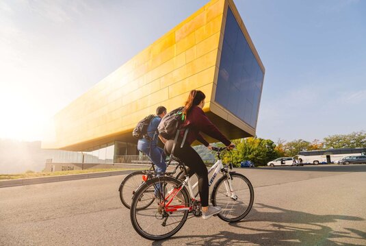 Radfahrende auf dem Himmelsscheiben-Radweg erreichen das Besucherzentrum Arche Nebra