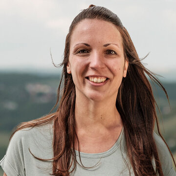 Portrait von Susann ›Susi‹ Bandt, Housekeeperin im Weinberghotel Edelacker