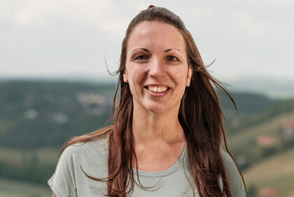 Portrait von Susann ›Susi‹ Bandt, Housekeeperin im Weinberghotel Edelacker