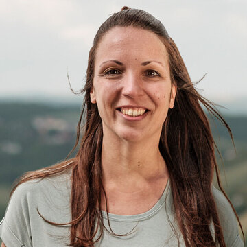 Portrait von Susann ›Susi‹ Bandt, Housekeeperin im Weinberghotel Edelacker