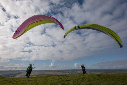 Gleitschirmflieger starten in Saale-Unstrut