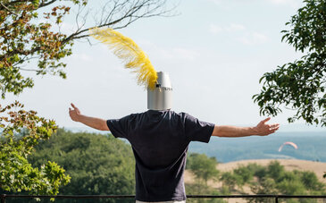 Mann mit Ritterhelm genießt Ausblick