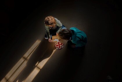 Kinder begeben sich auf Schloss Neuenburg auf Spurensuche