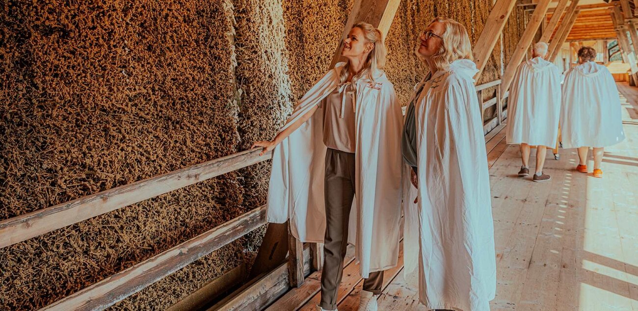 Zwei Frauen schauen sich gespannt das Gradierwerk an. Im Hintergrund laufen zwei weitere Personen.