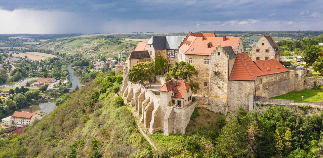 Schloss Neuenburg mit dem Ort Freyburg und der Unstrut