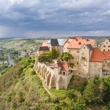 Schloss Neuenburg mit dem Ort Freyburg und der Unstrut