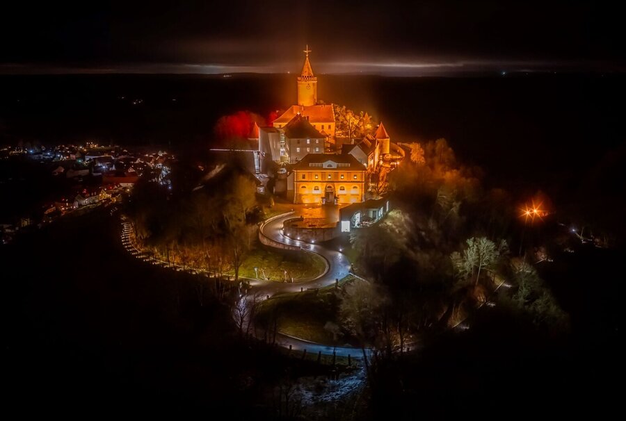Die Leuchtenburg erstrahlt zum Weihnachtsmarkt der Wünsche.
