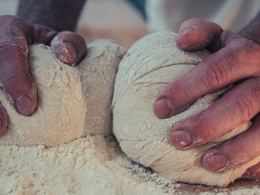 Handmacher Helge Sommerwerk bei der Brotherstellung