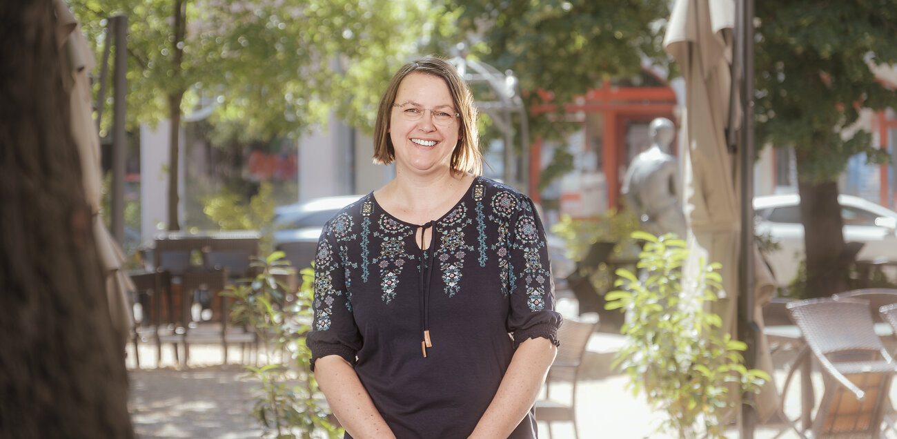 Dr. Norma Henkel lächelt vom Markplatz in Freyburg in die Kamera