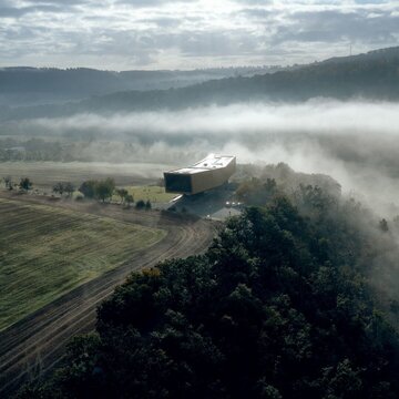 Arche Nebra im Morgennebel der Unstrut
