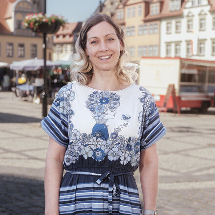 Ganzkörperporträt von der lächelnden Ulrike Kappis